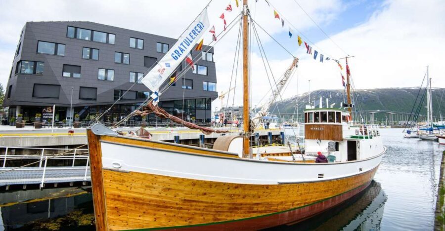 1 Hour Photo & History Cruise - Hermes II: a 1917 wooden ship with modern comfort