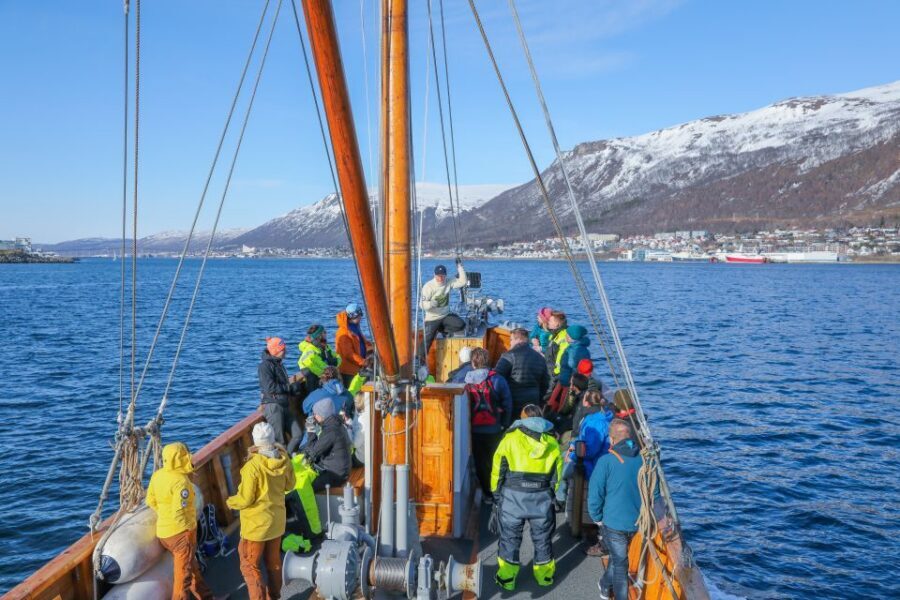 1 Hour Photo & History Cruise - Warmth on board: heated lounge, thermal suits, and included drinks