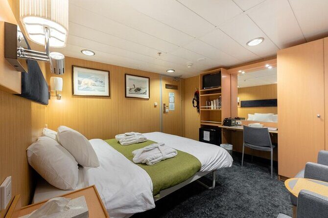 24hr Northern Lights & Whale Watching Cruise - Group Size, Comfort Level, and Who This Trip Is For
