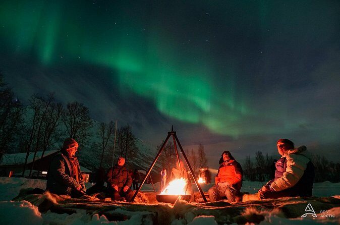 Aurora Safari Chase by big bus, free Photos, toilet onboard - What the warm lavvo and campfire moments do for your chances