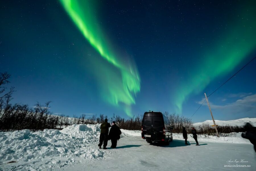 From Tromsø: Aurora Minibus Chase with Portrait and Hot Meal - Photographing the aurora: portraits, tripods, and real help