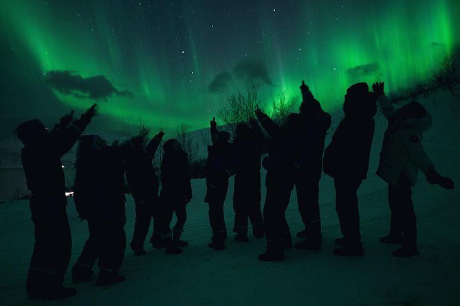 Northern Lights Big Bus Chase with Chasing Lights - Timing, pick-up, and what the late return really means