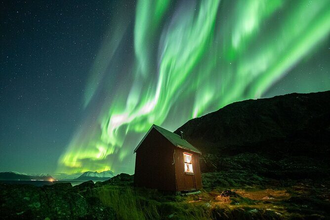 Northern Lights Expedition Tromsø - 6 people - Arctic Photo Guide - Photo support that helps both phone users and camera people