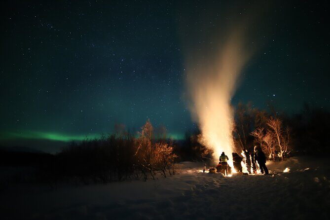 Northern lights photography tour - Small group energy: the difference between chaos and actual help