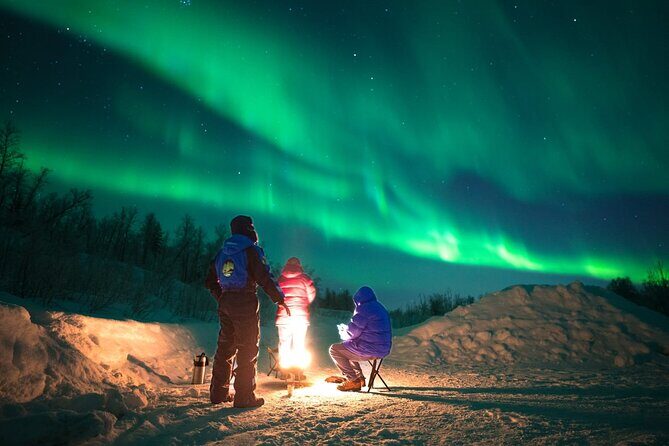 Small Northern Lights Tour Max 8 Guests Pickup and Photography - Small-group pickup in an air-conditioned van (max 8) that actually feels manageable