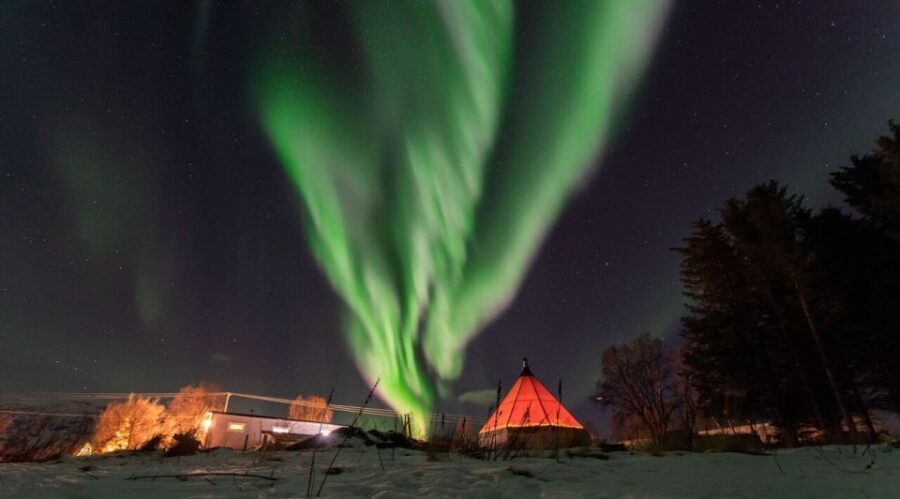 Tromsø: Aurora Safari Chase by big bus with Camp meal - Getting Aurora Photos Without Guessing: tripods and the guide’s camera help
