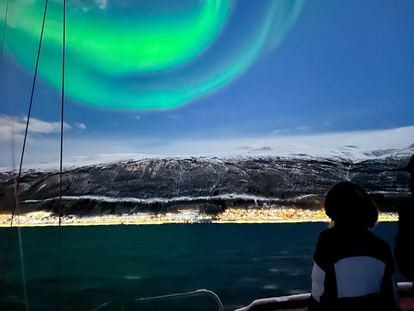 Tromso: Luxury Northern Lights Cruise with Hot Tub & Dinner - Staying Warm and Getting Dry: Onboard Comfort That Saves the Night