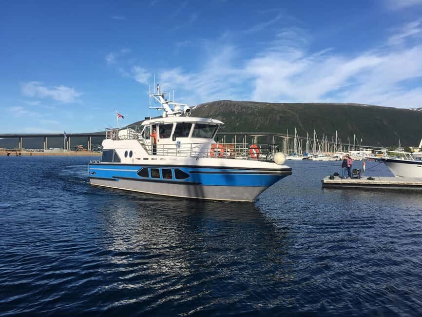 Tromsø: Midnight Sightseeing Cruise All-inclusive - The boat setup: heated comfort plus real deck time
