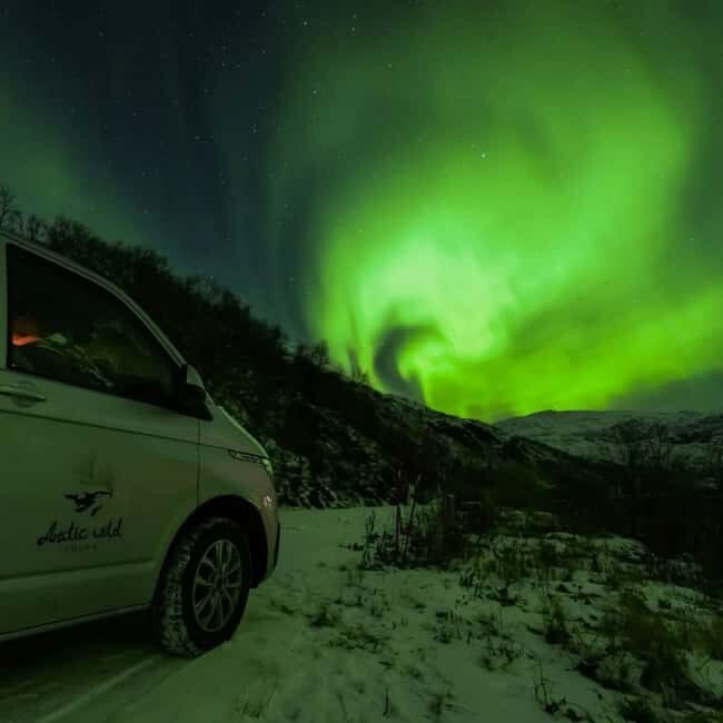 Tromsø: Northern Lights Chase by a comfortable bus - Meeting point to return: Kaigata 4 and the Magic Ice Bar start