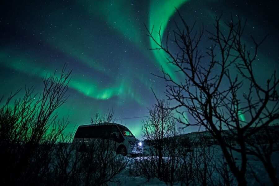 Tromsø: Northern Lights Chase Minibus Tour - Thermal suits, hot chocolate, and when the bonfire happens
