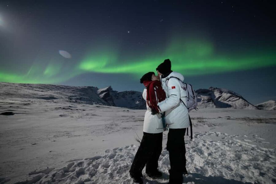 Tromsø: Northern Lights tour with local experts - Snacks, hot drinks, and campfire time that make waiting worthwhile