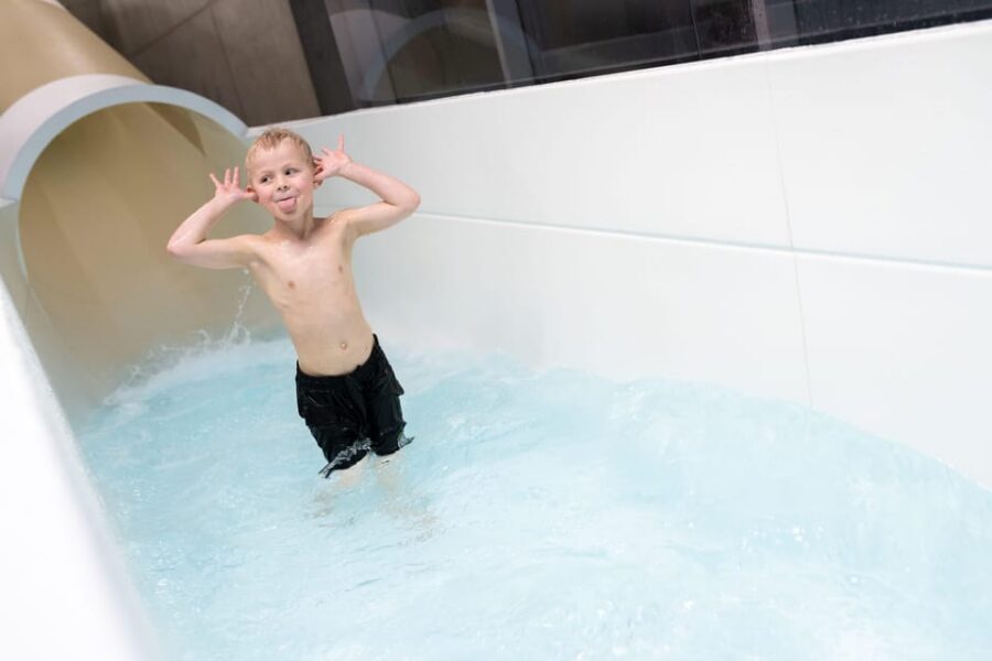 Tromsø: Spa/Pool with Bath, Sauna and Outdoor Heated Pool - How to Get There: Parking, Bus Stops, Bike Shed, and Walking Time