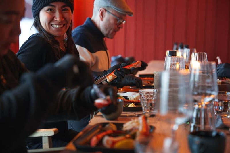 Tromsø: Tasty King Crab Adventure - The live crab moment: pulling king crab from a saltwater aquarium